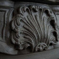 Zoom sur les moulures de la cheminée décorative Louis