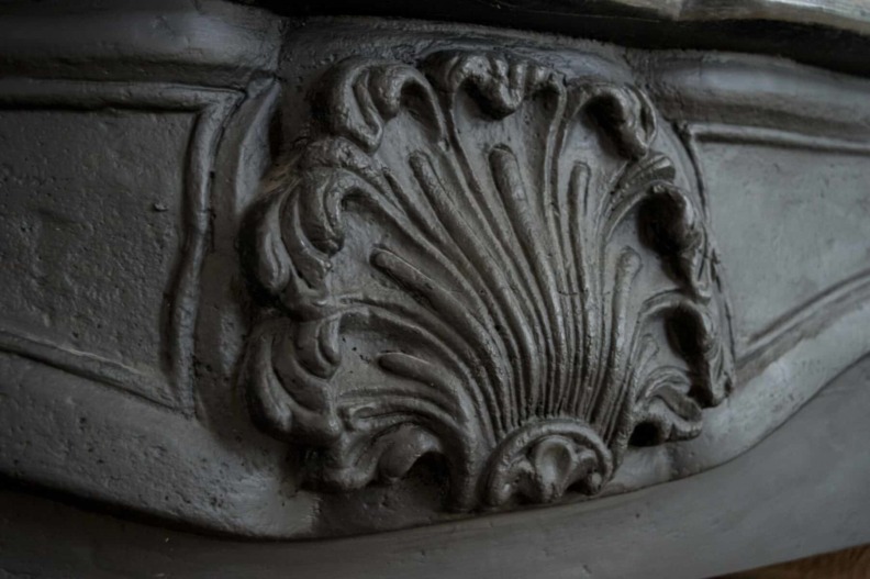 Zoom sur les moulures de la cheminée décorative Louis