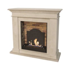 Cheminée Kos de Xaralyn en pierre naturelle crème et déco briques avec un médaillon et un insert au bioéthanol