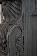 Zoom sur les moulures de la cheminée décorative Louis