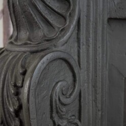 Zoom sur les moulures de la cheminée décorative Louis