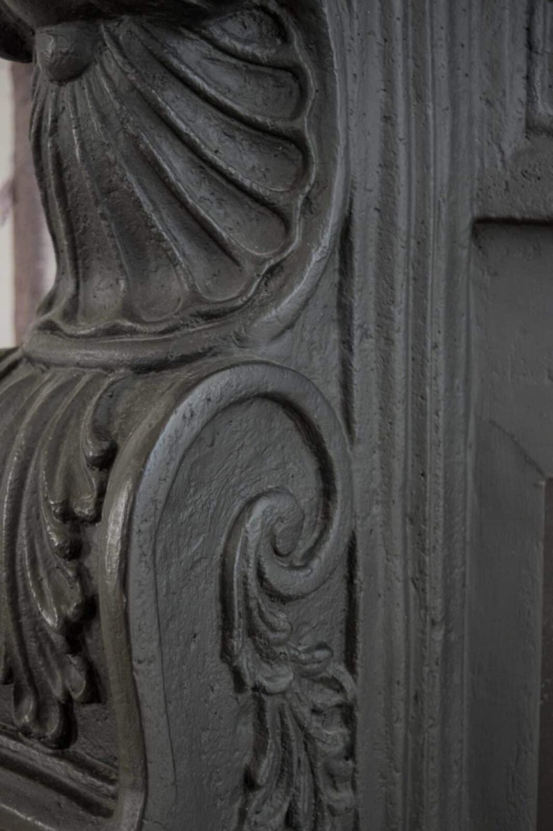 Zoom sur les moulures de la cheminée décorative Louis