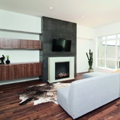 Cheminée décorative électrique ou au bioéthanol Nero de Xaralyn installée dans un salon