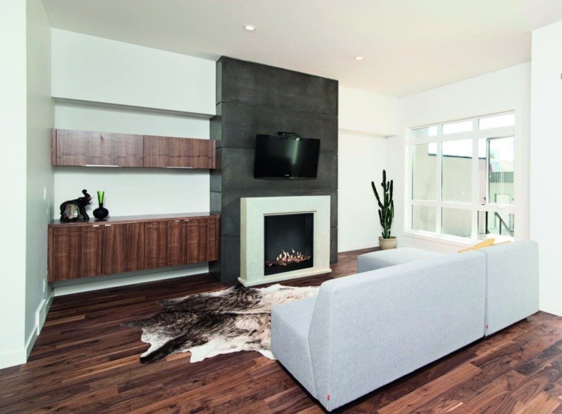 Cheminée décorative électrique ou au bioéthanol Nero de Xaralyn installée dans un salon