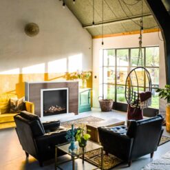 Cheminée bio éthanol à poser au sol Mavrik dans un salon