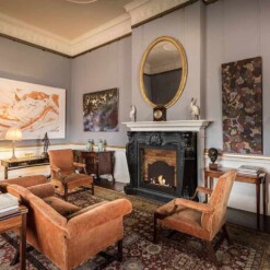 Cheminée décorative Louis de Xaralyn dans un style traditionnel