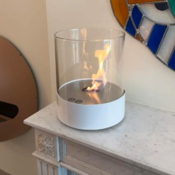 Cheminée de table Southwark - version blanche - posée le dessus d'une cheminée