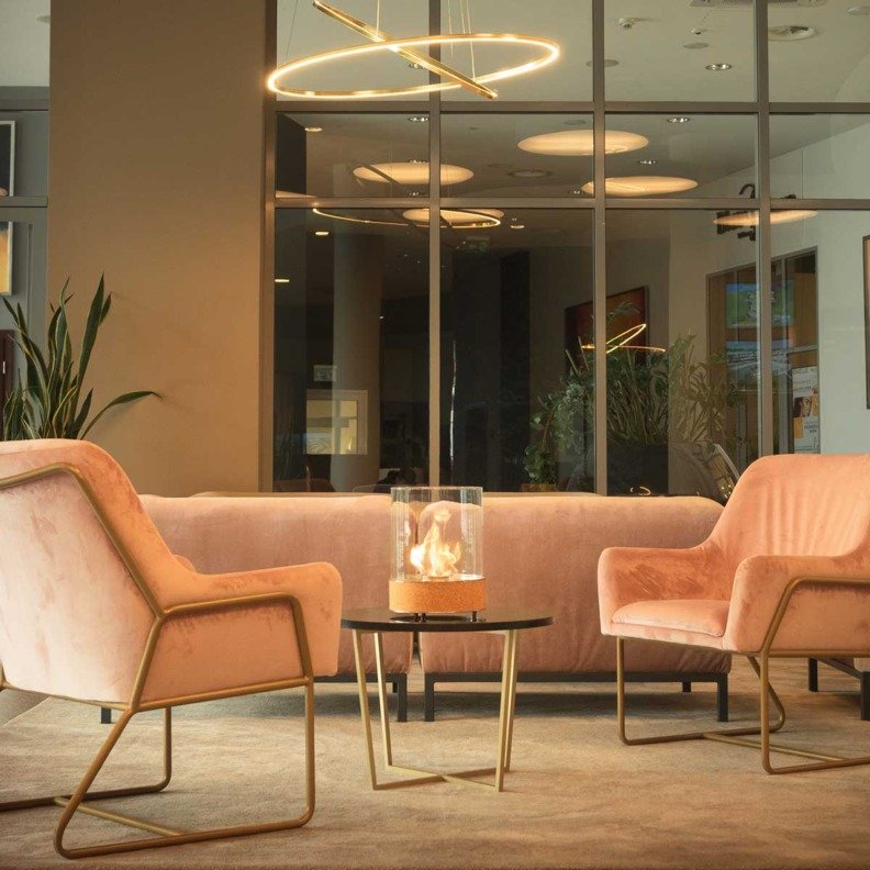 Cheminée de table au bio éthanol Dancing Flames sur une table dans un hôtel