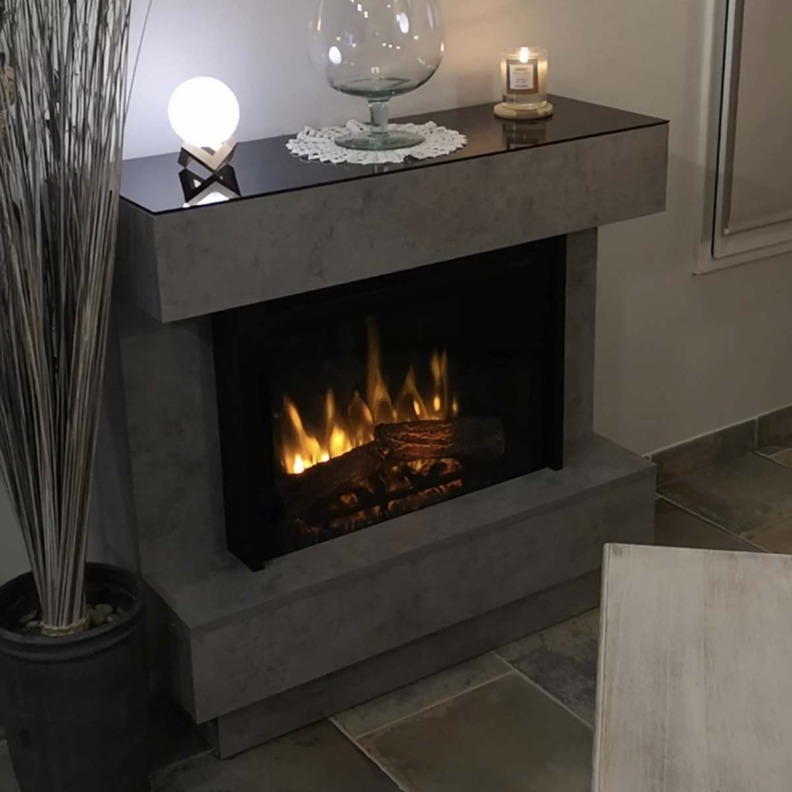 Photo de l'installation de la cheminée électrique Dimplex Avalon en gris béton