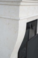 Zoom sur la pierre naturelle crème de la cheminée décorative Kreta