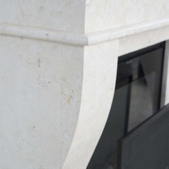 Zoom sur la pierre naturelle crème de la cheminée décorative Kreta
