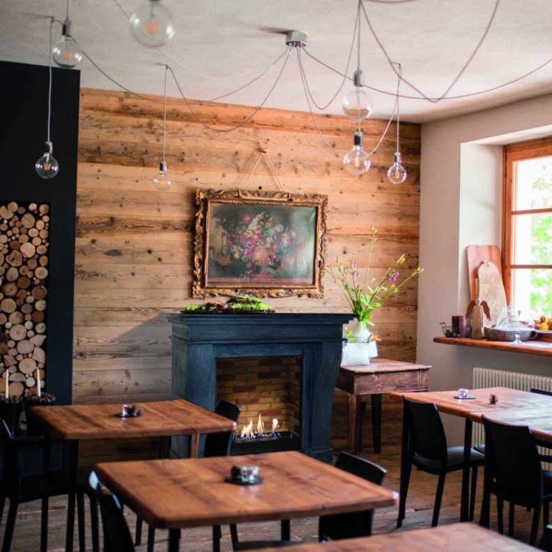 Cheminée décorative Kreta en pierre noire avec un insert au bioéthanol - Installation dans un restaurant