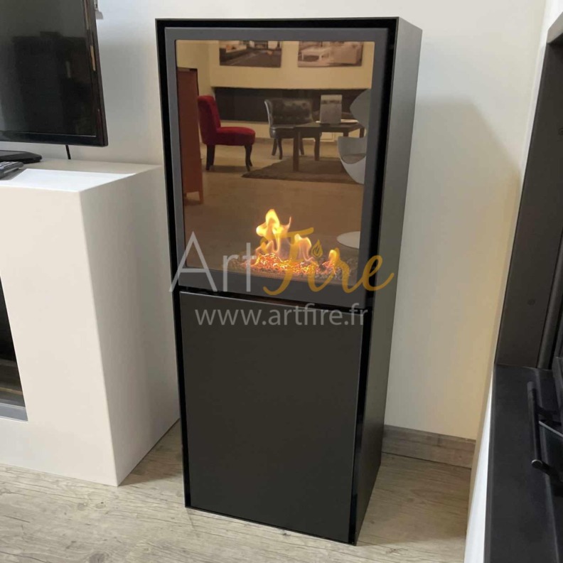 Flamme et reflet du Poele décoratif éthanol Scandi Planika exposé à nantes