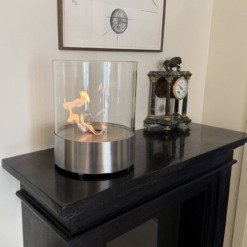 Cheminée au bioéthanol Southwark posée sur un meuble