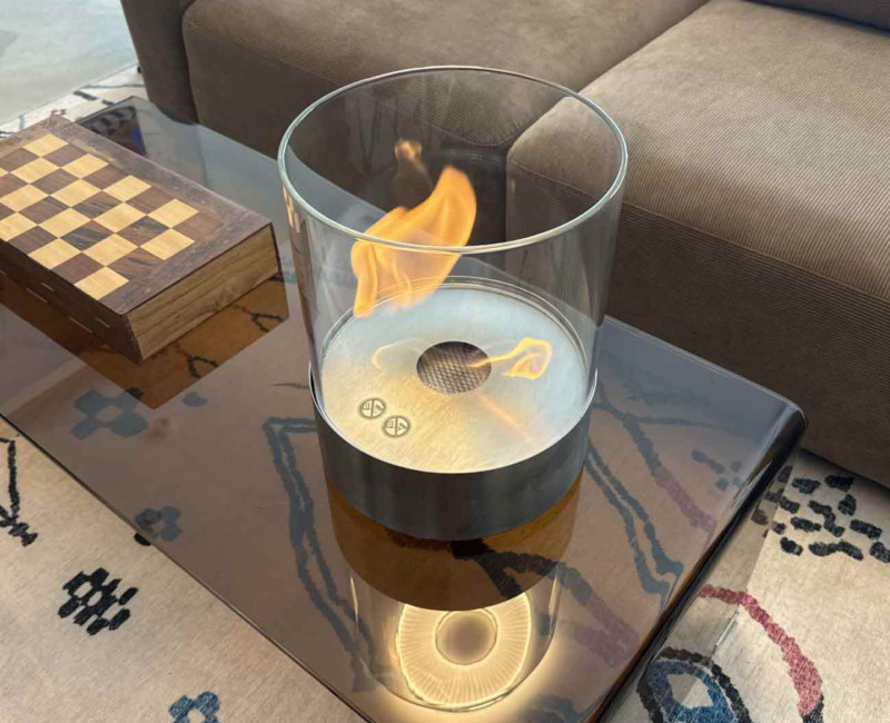 Cheminée au bioéthanol Southwark posée sur une table