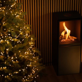 Poêle au bioéthanol autonome Planika Scandi au milieu des décorations de noël