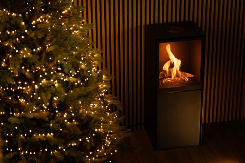 Poêle au bioéthanol autonome Planika Scandi au milieu des décorations de noël