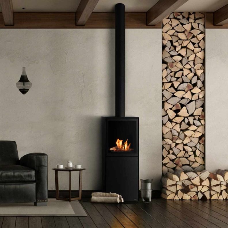 Poêle décoratif ethanol Scandi à côté d'une colonne de bois