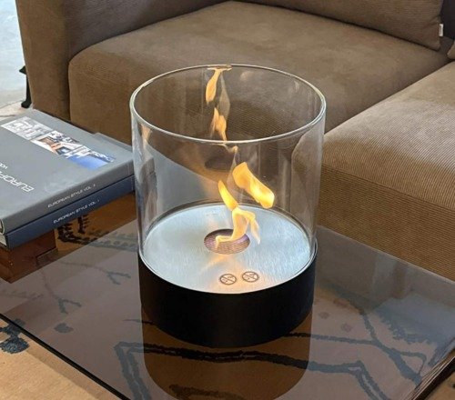 Cheminée Southwark en version noire posée sur une table