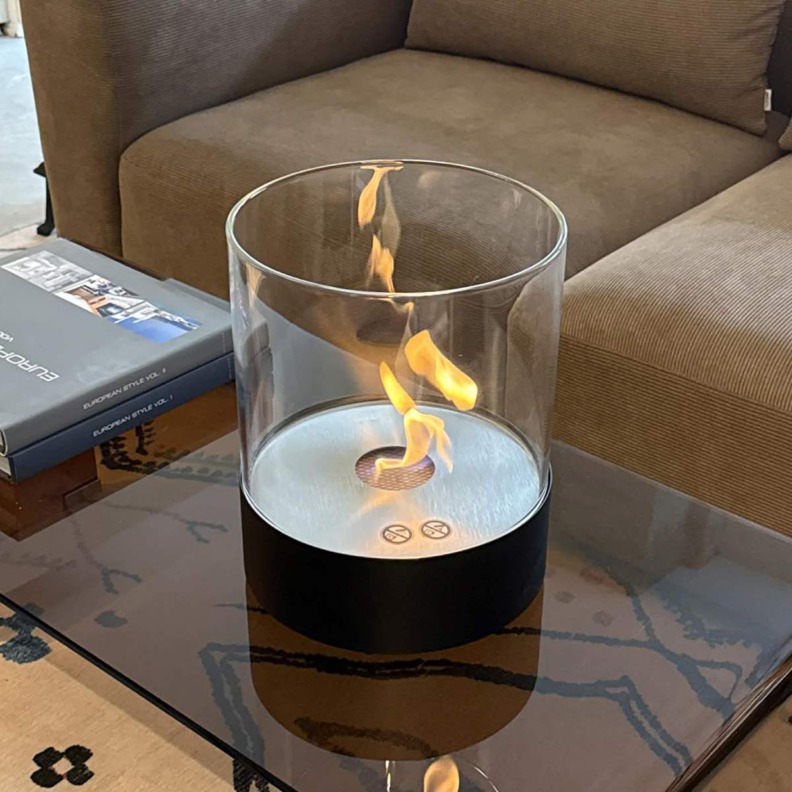 Cheminée Southwark en version noire posée sur une table