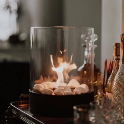 Cheminée de table au bioéthanol Chantico Fireglass posée sur un meuble