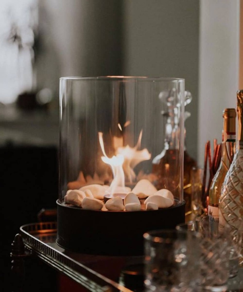 Cheminée de table au bioéthanol Chantico Fireglass posée sur un meuble