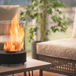 Cheminée de table Chantico fireglass posée sur une table