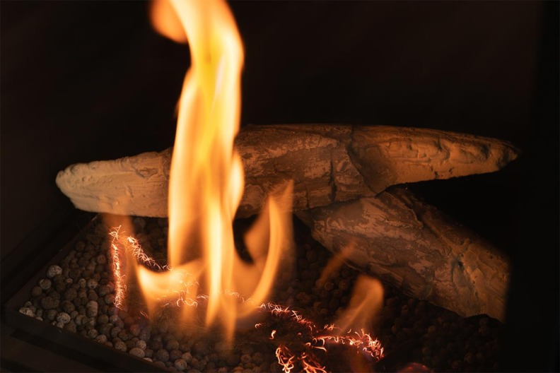 Zoom sur la flamme du poêle au bioéthanol Scandi de Planika