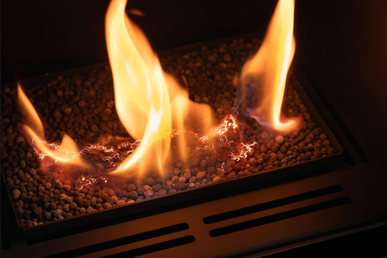 Zoom sur la flamme du poêle au bioéthanol Scandi de Planika