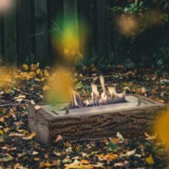Illustration de la cheminée bio éthanol Woody de Xaralyn dans un décor naturel