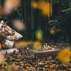 Cheminée de table Xaralyn Woody dans un décor naturel