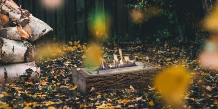 Illustration de la cheminée bio éthanol Woody de Xaralyn dans un décor naturel
