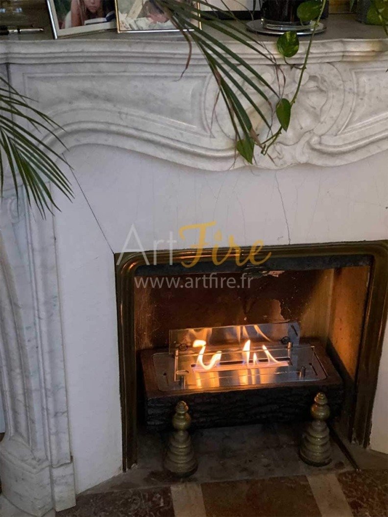 Cheminée de table bio éthanol Woody installée dans une cheminée chez un client