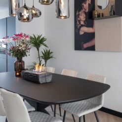 Xaralyn Woody posée sur une table