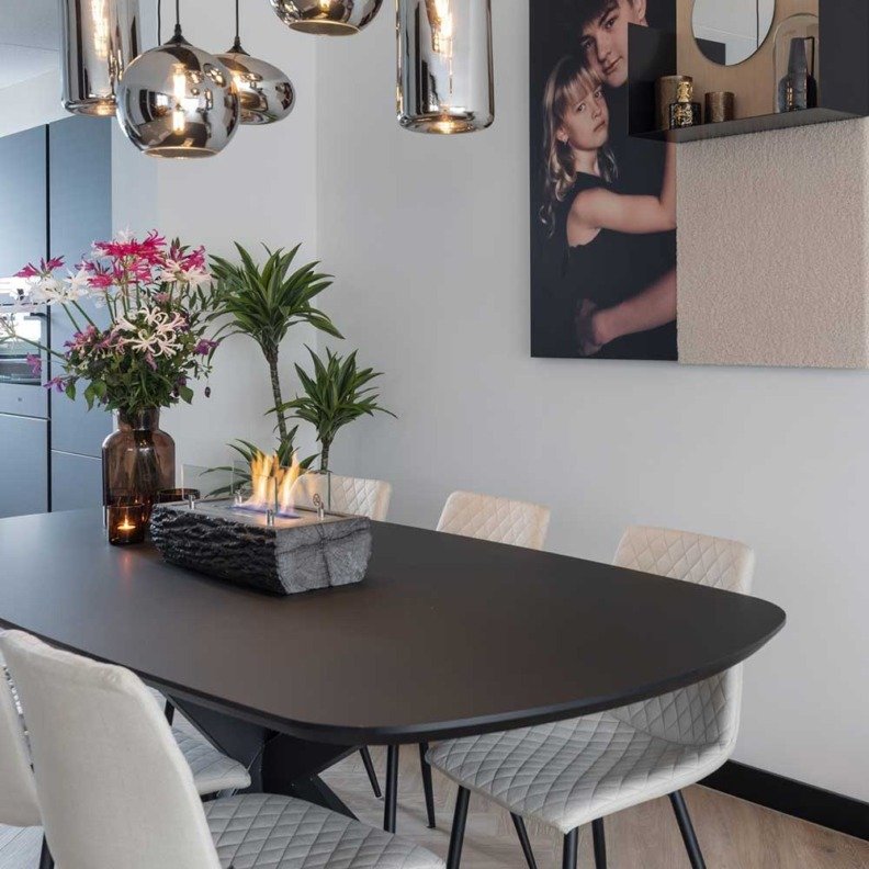 Xaralyn Woody posée sur une table