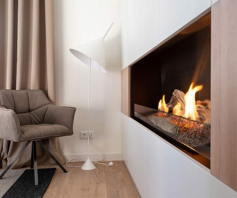 Insert au bioéthanol Pure Flame de Planika encastré dans un mur avec une flamme généreuse