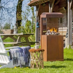 Cheminée à gaz TheBuzz posée dans un jardin