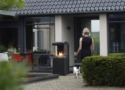 Cheminée à gaz TheBuzz installée devant une maison