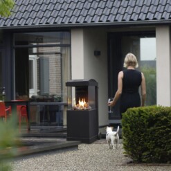 Cheminée à gaz TheBuzz installée devant une maison