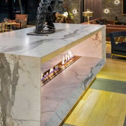 Bruleur bio éthanol Slimline Burner d'Icon Fires  en situation dans un lobby d'hôtel