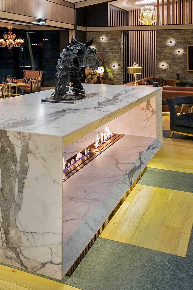 Bruleur bio éthanol Slimline Burner d'Icon Fires  en situation dans un lobby d'hôtel