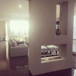 Bruleur bio éthanol Slimline Burner d'Icon Fires  en situation dans un salon