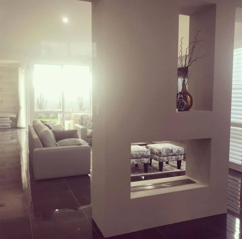 Bruleur bio éthanol Slimline Burner d'Icon Fires  en situation dans un salon