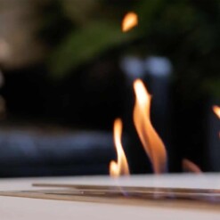 Gros plan sur la flamme du nruleur bio éthanol Slimline Burner d'Icon Fires