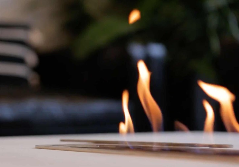 Gros plan sur la flamme du nruleur bio éthanol Slimline Burner d'Icon Fires