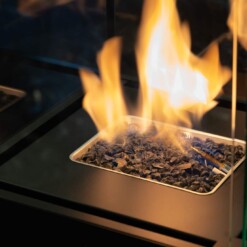 Gros plan sur la flamme de la cheminée à gaz Faro