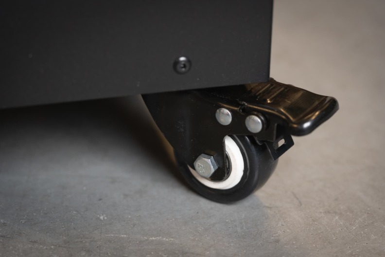 Gros plan sur l'arrêt des roues de la cheminée à gaz Faro