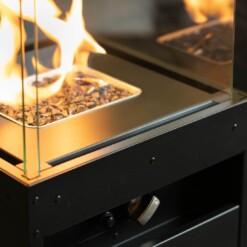 Gros plan sur la flamme de la cheminée à gaz Faro