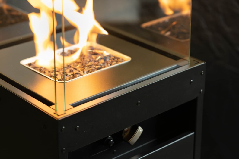 Gros plan sur la flamme de la cheminée à gaz Faro