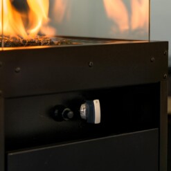 Gros plan sur la cheminée à gaz Faro